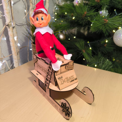 🎅🛷 Elfo Travieso con Trineo de Madera 🎄